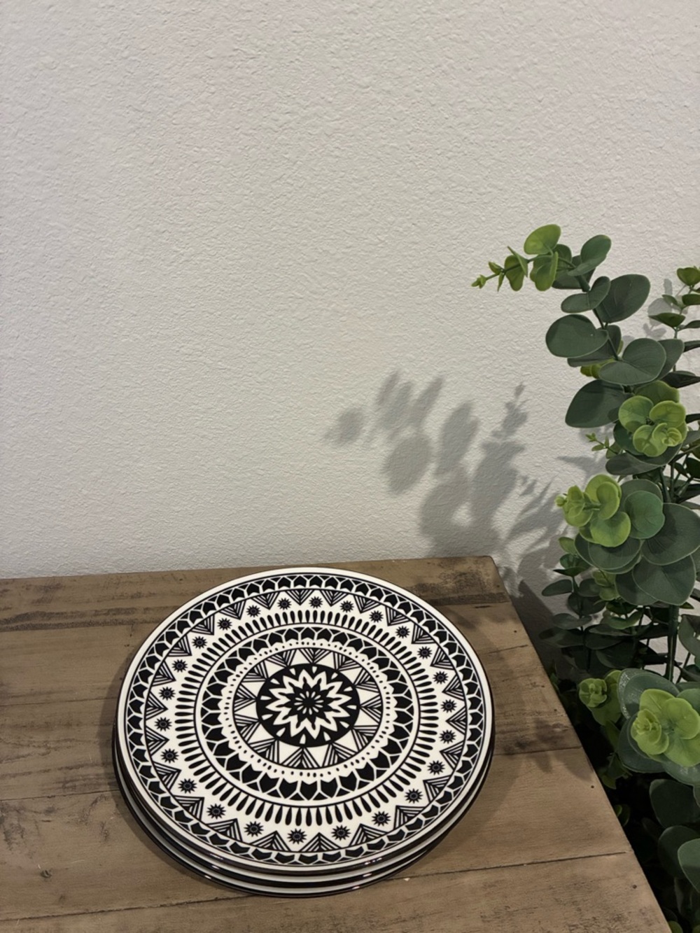Set of 4 Black and White Dinner Plates.